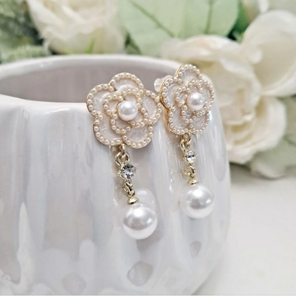 Gold flower Pearl rhinestone earrings coquette dainty drop wedding 💖 2/$30